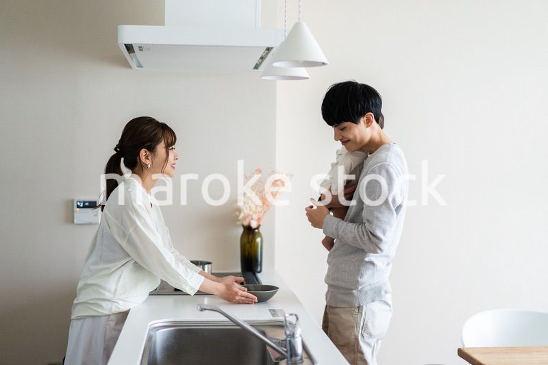 子育てと家事を分担する若いファミリー