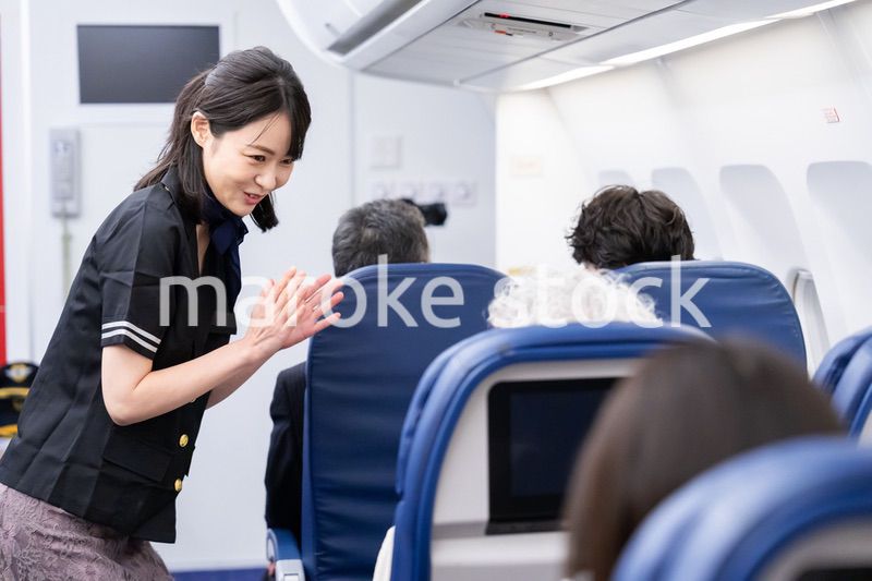 笑顔でお客様の対応をするキャビンアテンダント