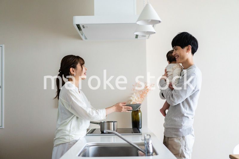 子育てと家事を分担する若いファミリー