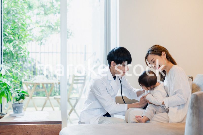 家を訪問したドクターに診てもらう赤ちゃん