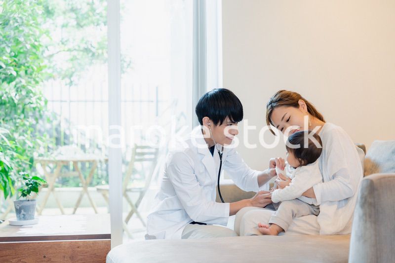 家を訪問したドクターに診てもらう赤ちゃん