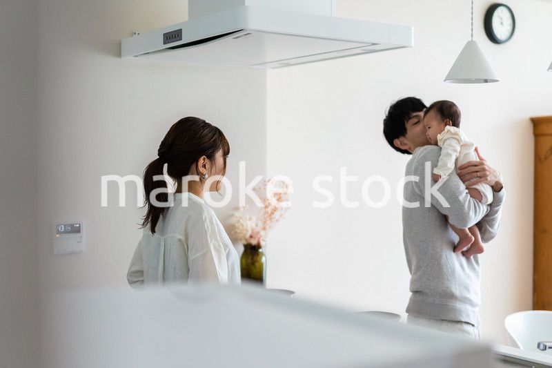 子育てと家事を分担する若いファミリー