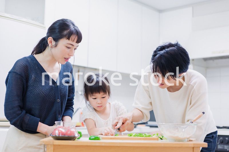 子供と一緒にクッキングをする家族