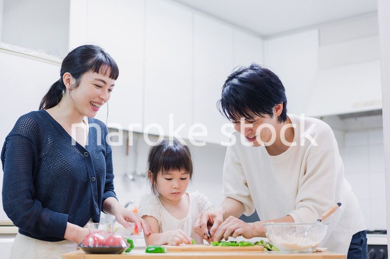 子供と一緒にクッキングをする家族