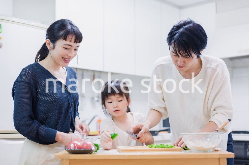子供と一緒にクッキングをする家族