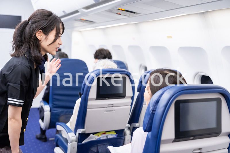 笑顔でお客様の対応をするキャビンアテンダント