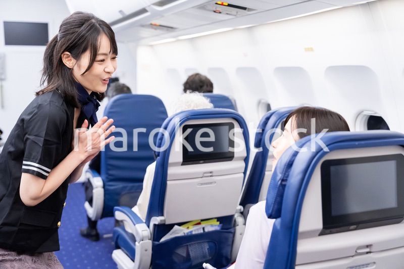 笑顔でお客様の対応をするキャビンアテンダント