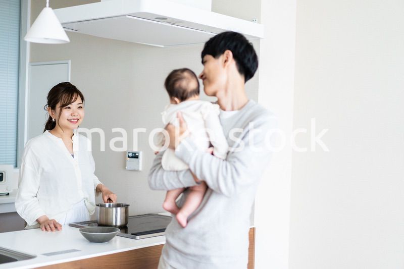 子育てと家事を分担する若いファミリー