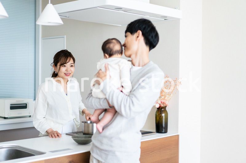 子育てと家事を分担する若いファミリー