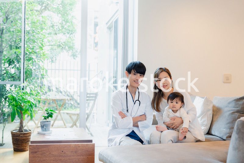家を訪問したドクターに診てもらう赤ちゃん
