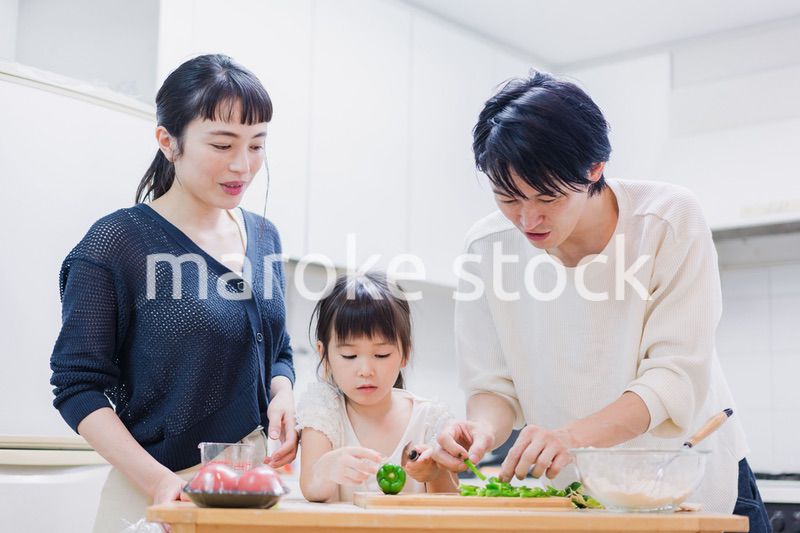子供と一緒にクッキングをする家族