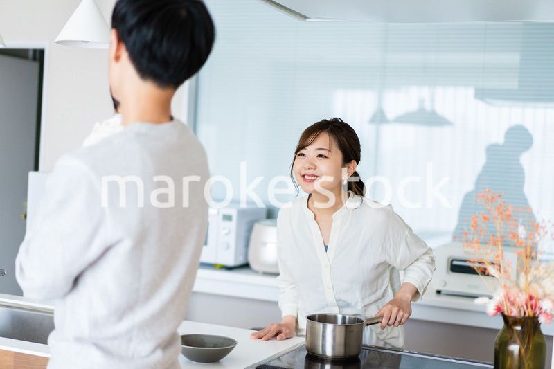 子育てと家事を分担する若いファミリー