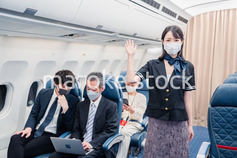 飛行機の機内で過ごす乗客