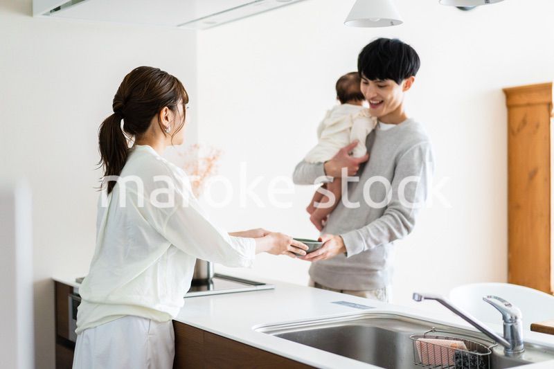 子育てと家事を分担する若いファミリー