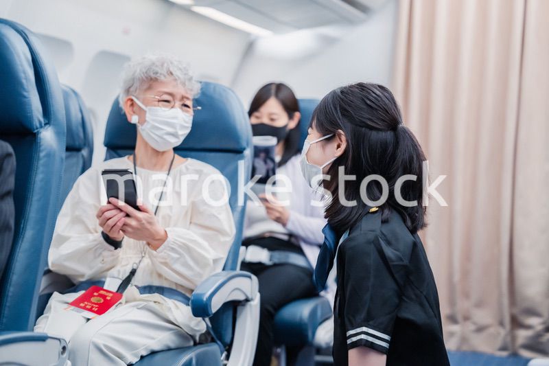 飛行機で移動する乗客