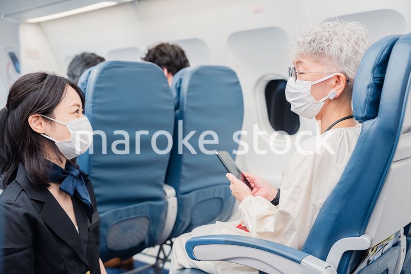 飛行機の機内で過ごす乗客