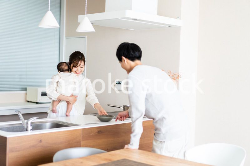 おうちで過ごす若いファミリー