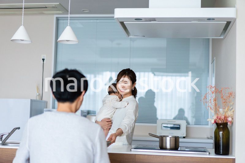 子育てと家事を分担する若いファミリー