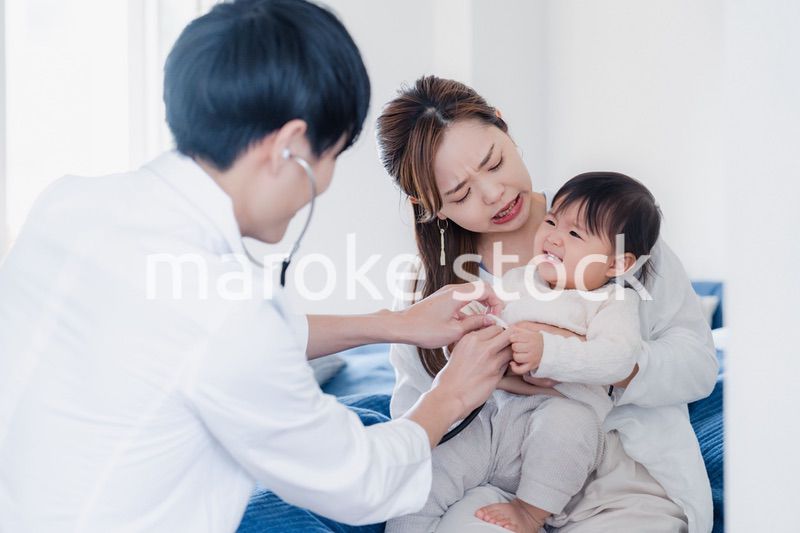 家を訪問したドクターに診てもらう赤ちゃん