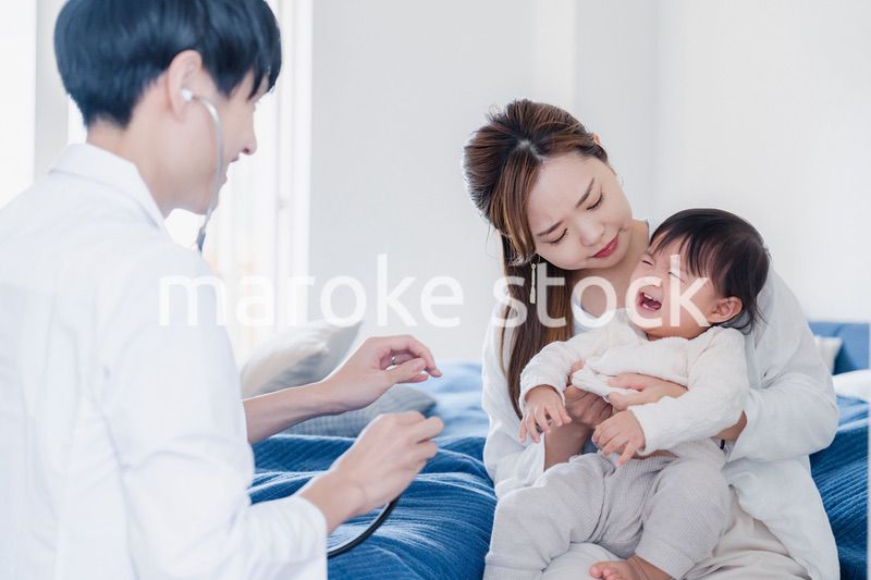 家を訪問したドクターに診てもらう赤ちゃん