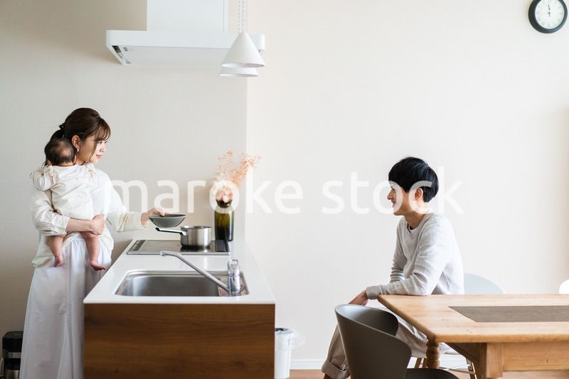 子育てと家事を分担する若いファミリー