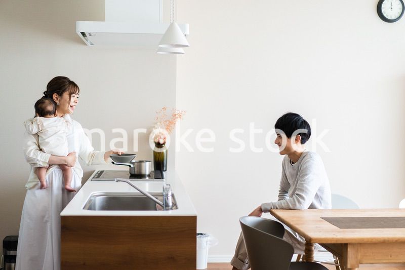 子育てと家事を分担する若いファミリー