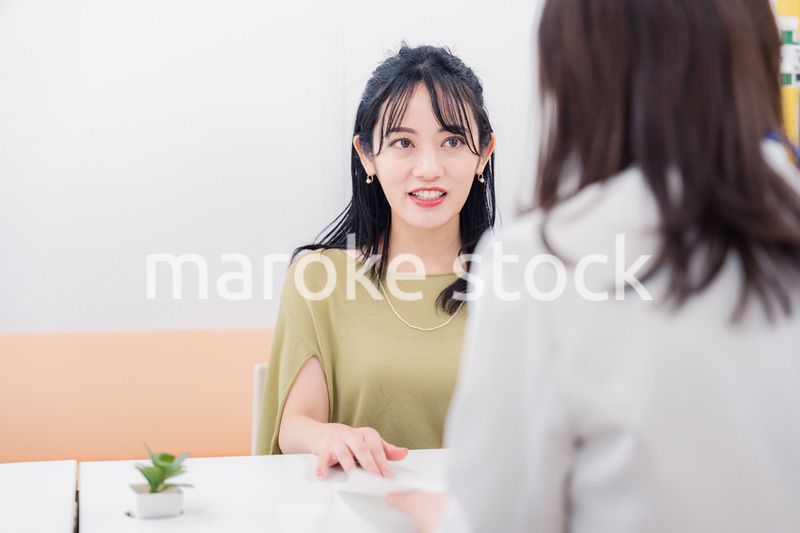 窓口で対応をする女性