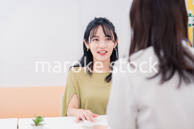 窓口で対応をする女性