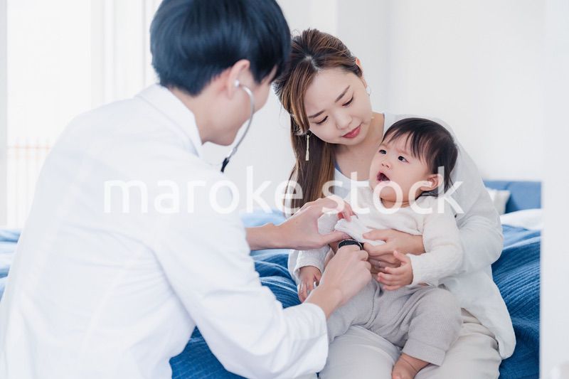 家を訪問したドクターに診てもらう赤ちゃん