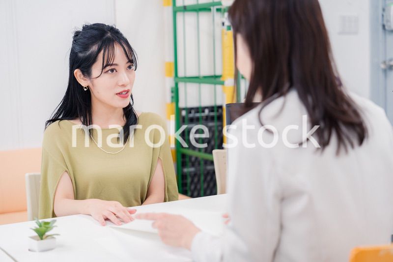 窓口で対応をする女性