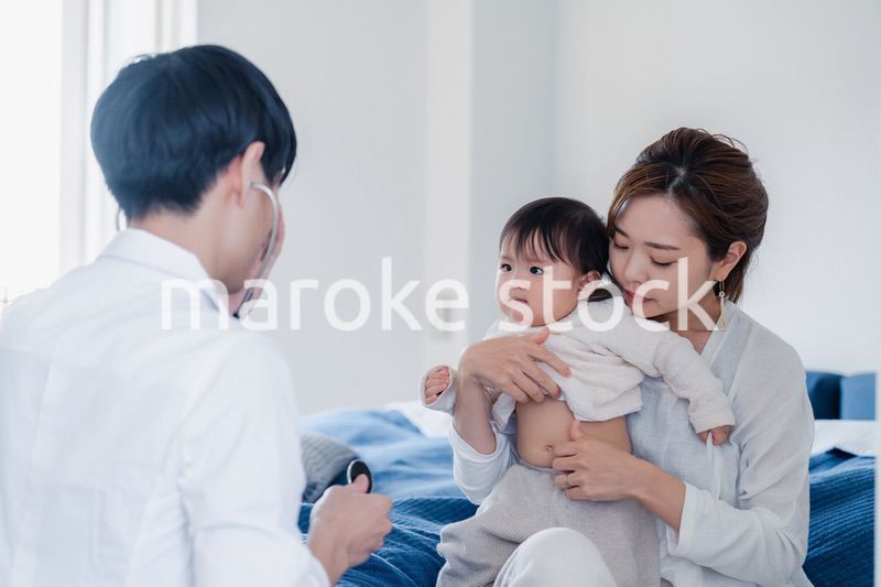 家を訪問したドクターに診てもらう赤ちゃん