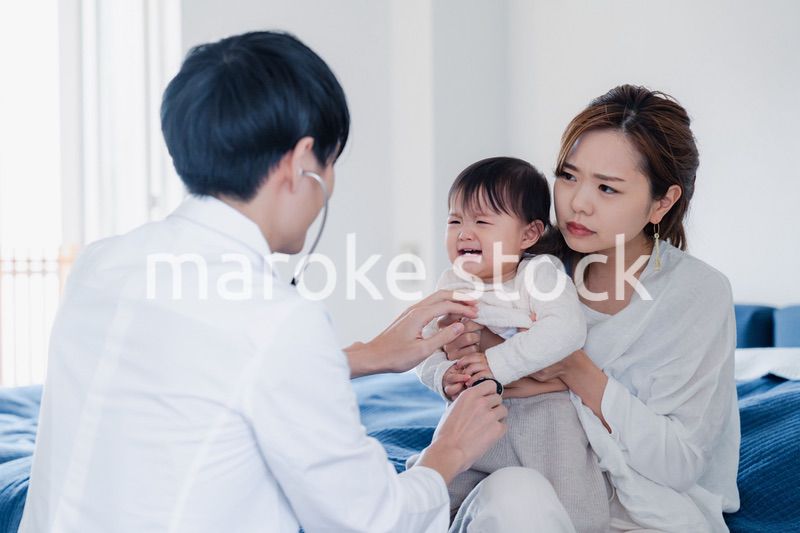 家を訪問したドクターに診てもらう赤ちゃん