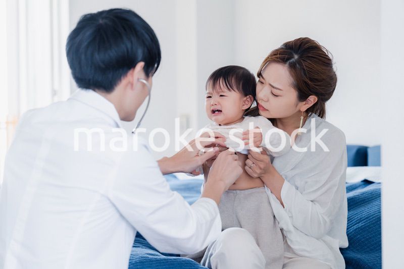 家を訪問したドクターに診てもらう赤ちゃん