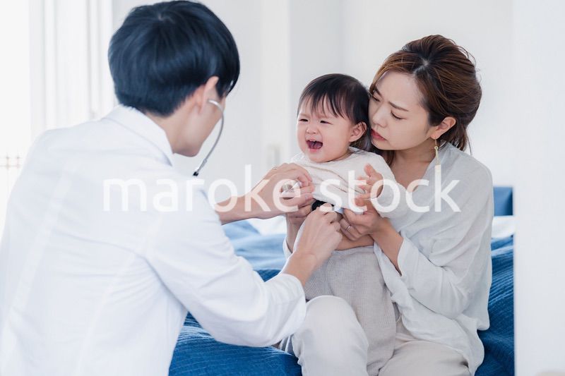 家を訪問したドクターに診てもらう赤ちゃん