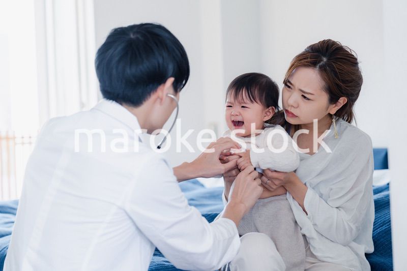 家を訪問したドクターに診てもらう赤ちゃん