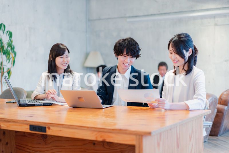 議論する若いビジネスパーソン