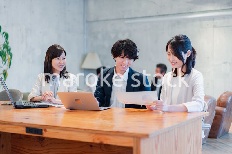 議論する若いビジネスパーソン