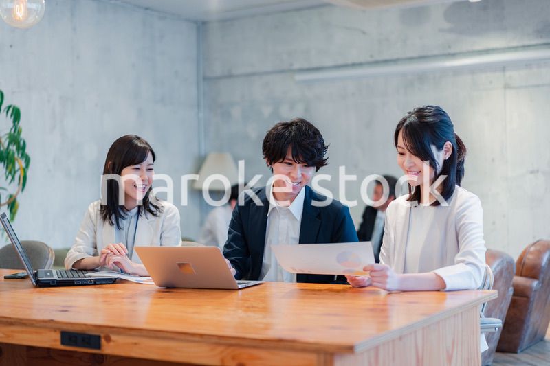 議論する若いビジネスパーソン