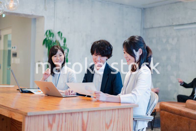 議論する若いビジネスパーソン