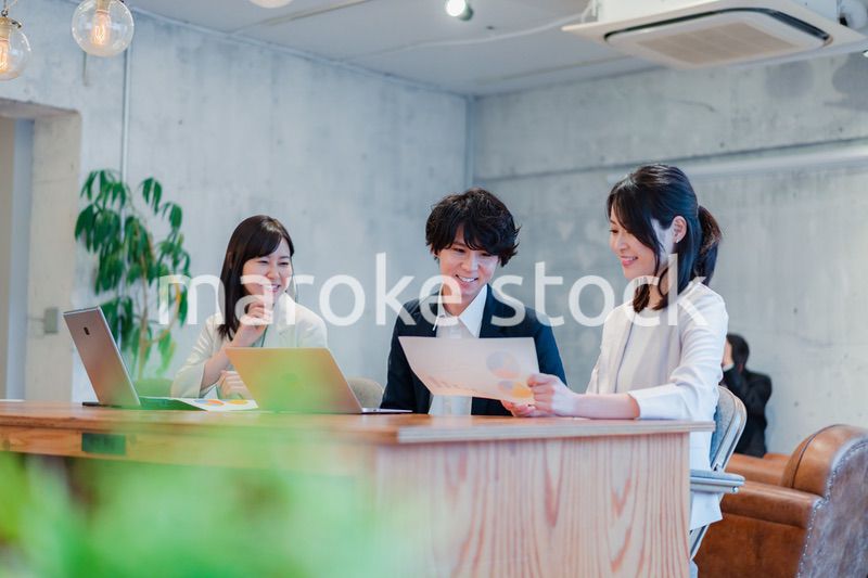 議論する若いビジネスパーソン