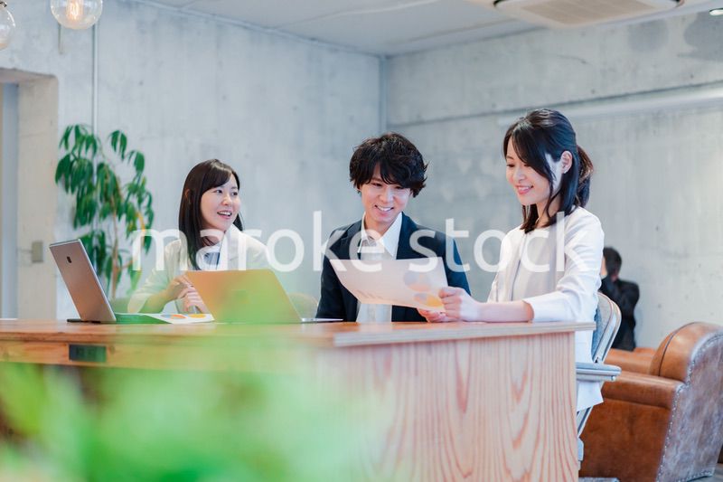 議論する若いビジネスパーソン