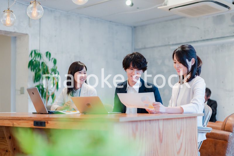 議論する若いビジネスパーソン