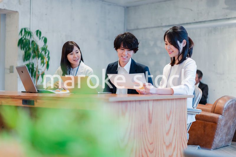 議論する若いビジネスパーソン