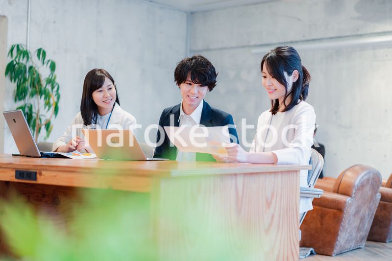 議論する若いビジネスパーソン