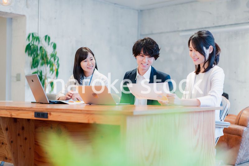 議論する若いビジネスパーソン