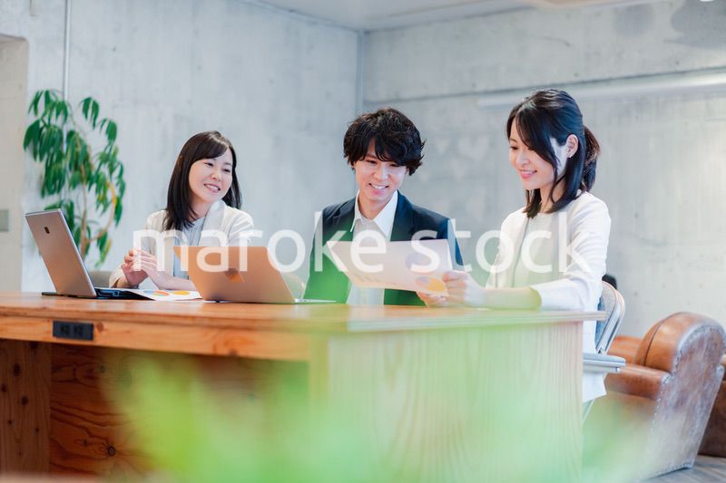 議論する若いビジネスパーソン