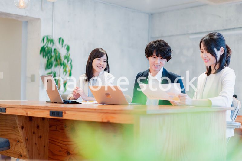 議論する若いビジネスパーソン