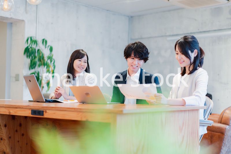 議論する若いビジネスパーソン