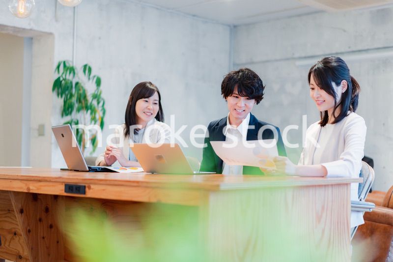 議論する若いビジネスパーソン