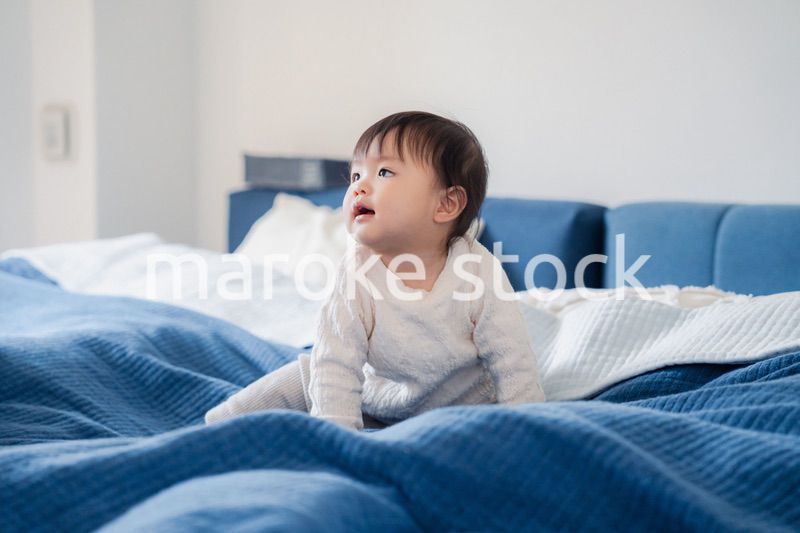 ベッドで遊ぶ赤ちゃん